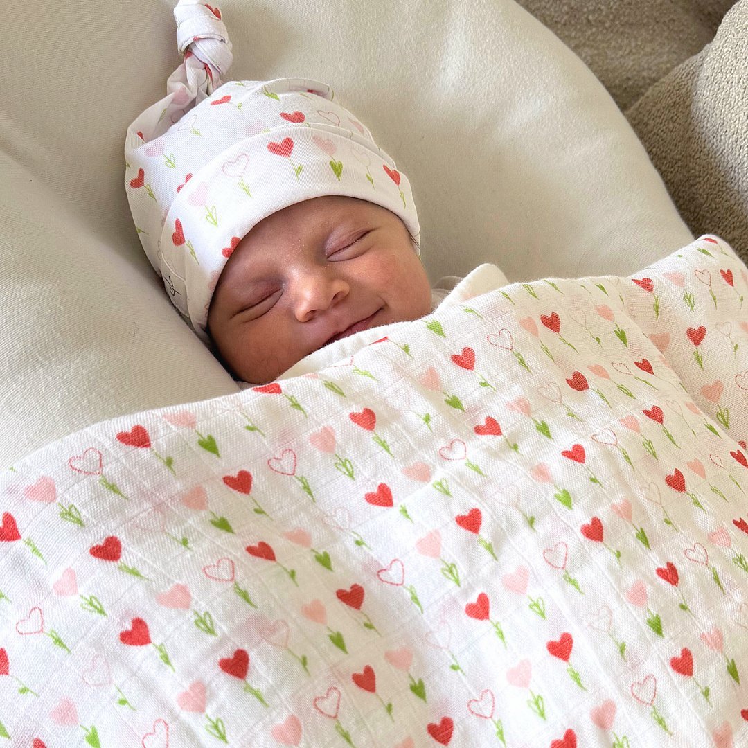 Bamboo Muslin Swaddle Blanket & Topknot Set - Busy Bees - Dear Perli