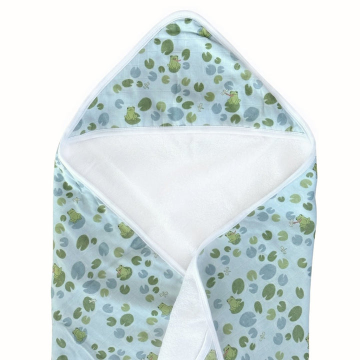 Hooded Towel in Ribbits by the Pond - Dear Perli